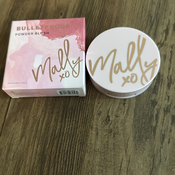 Confident Coral Blush - Picture 3 of 5